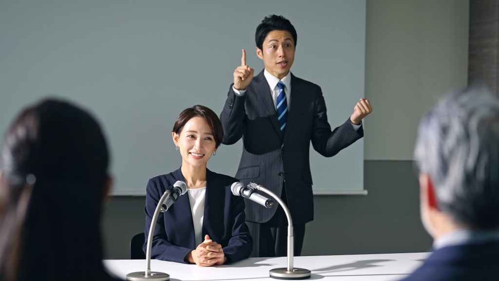 Opening screen of the Rise 360 course “Designing for Accessibility,” featuring a woman speaking at a podium with microphones while a sign language interpreter stands behind her, modeling inclusive communication practices.